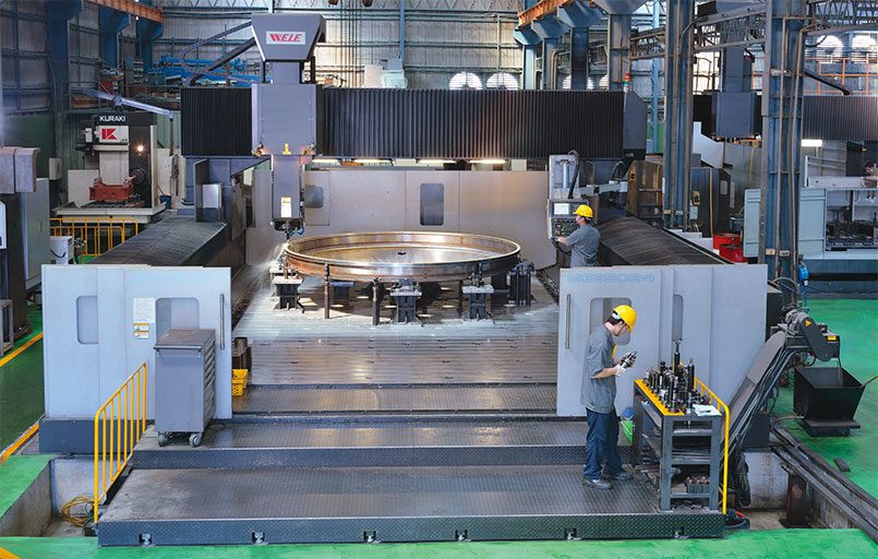 Large-scale 5-axis machining center for plastic injection molds – CLF production floor