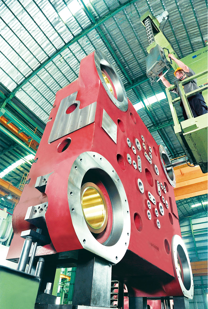 Worker preparing sand mold for large-scale casting –CLF Injection Molding Machine Worker preparing sand mold for large-scale casting –CLF Injection Molding Machine