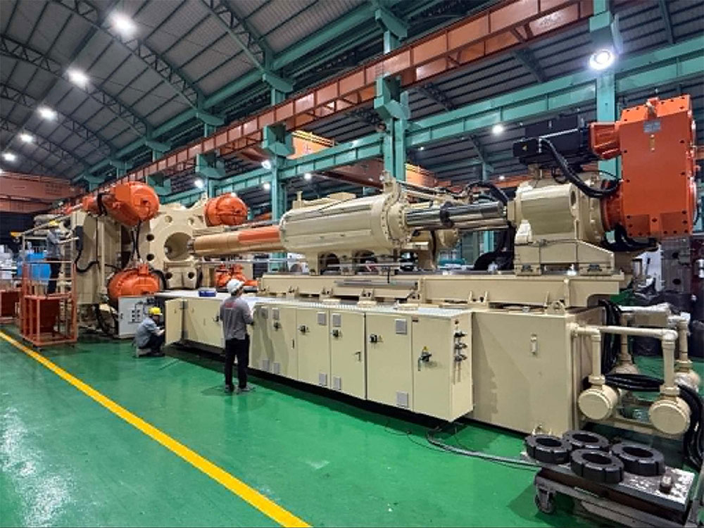 Large Injection Molding Machine - CLF
